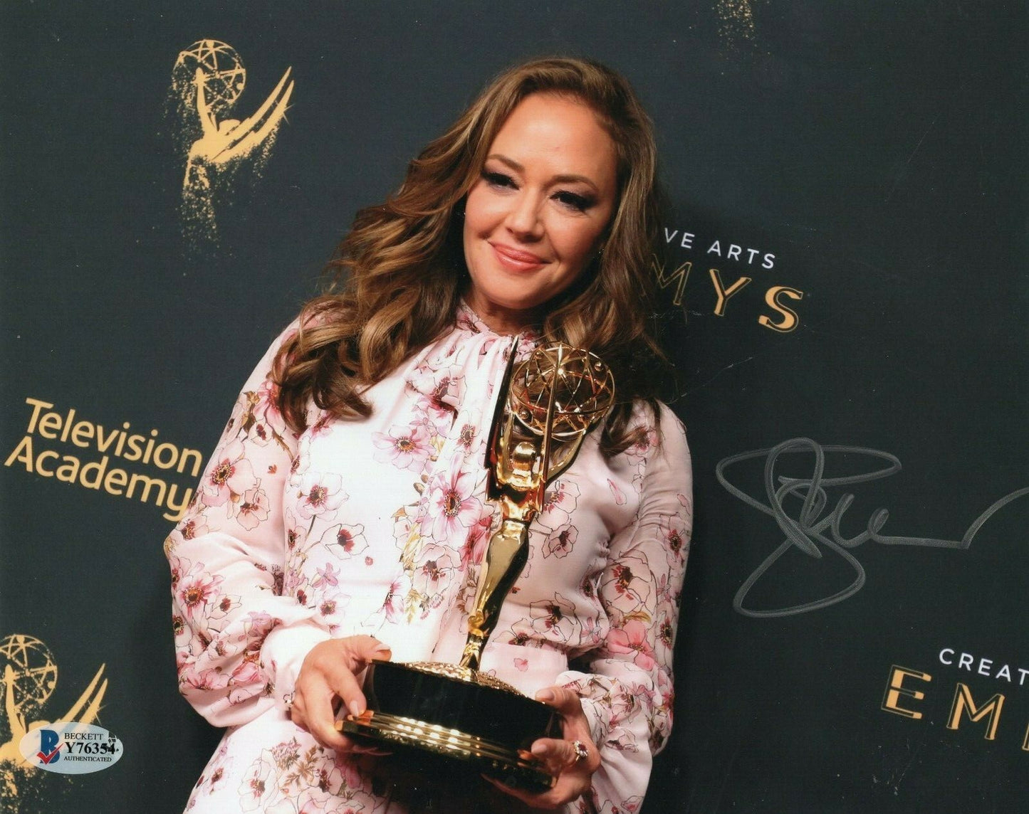 Leah Remini The King of Queens Carrie Signed 8x10 Photo w/Beckett COA Y76354
