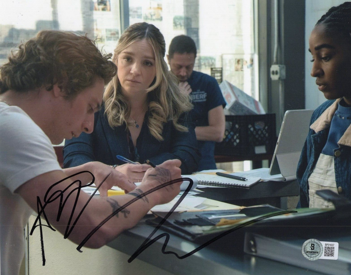 Jeremy Allen White & Abby Elliott Bear Signed 8x10 Photo w/Beckett COA BP01637