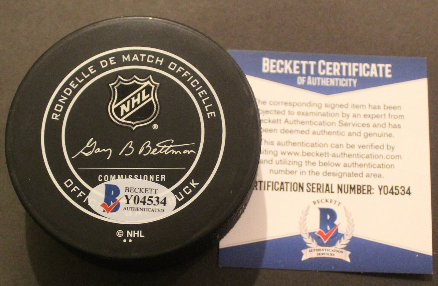 Bobby Hull Signed Chicago Blackhawks Game Hockey Puck w/Beckett COA Y04534