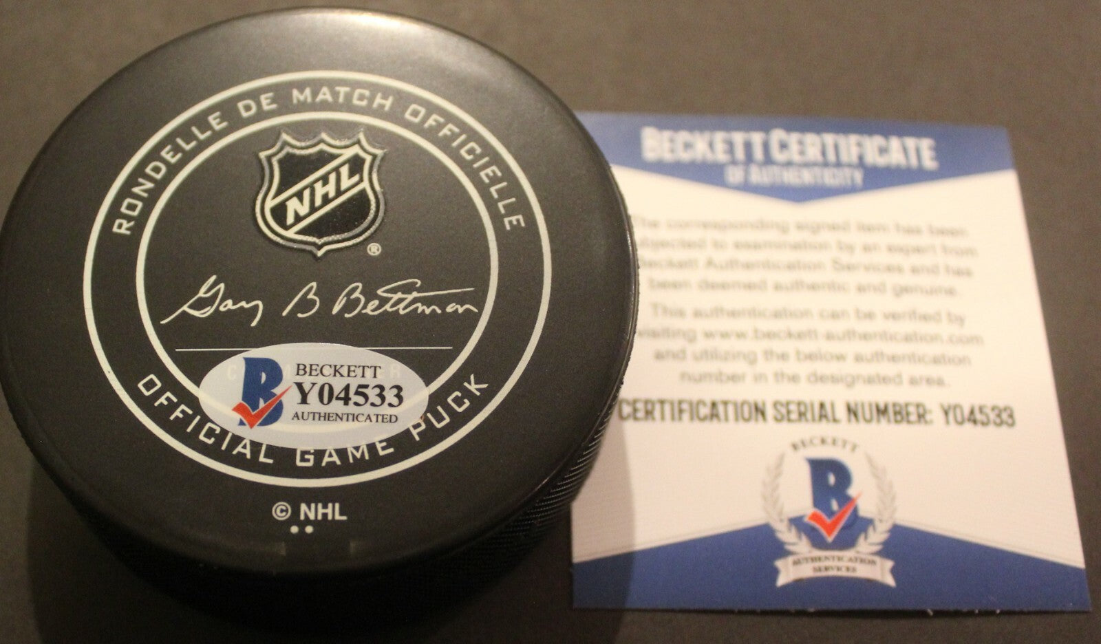 Bobby Hull Signed Chicago Blackhawks Game Hockey Puck w/Beckett COA Y04533