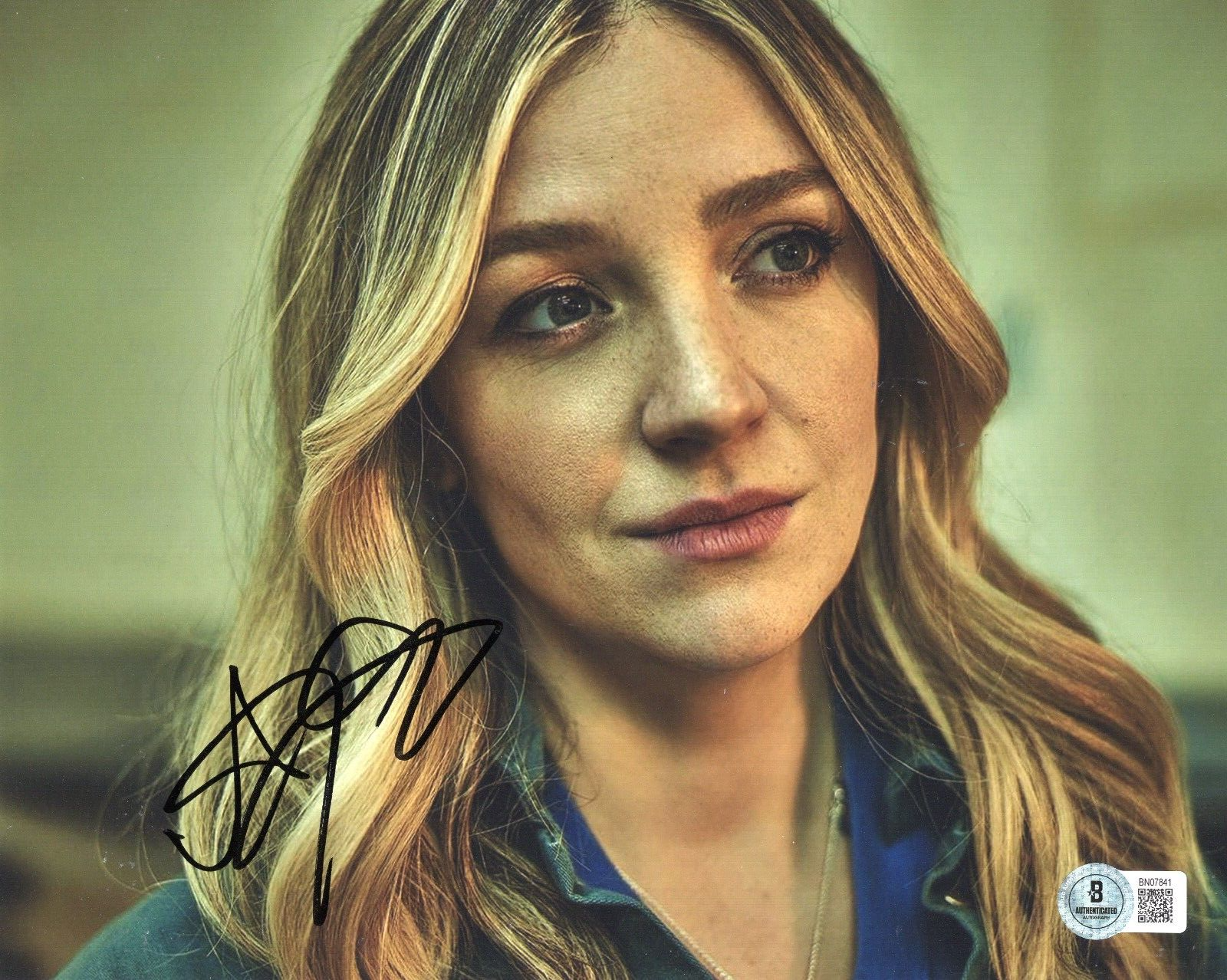Abby Elliott Signed Bear TV Show Sugar Natalie 8x10 Photo w/Beckett COA BN07841