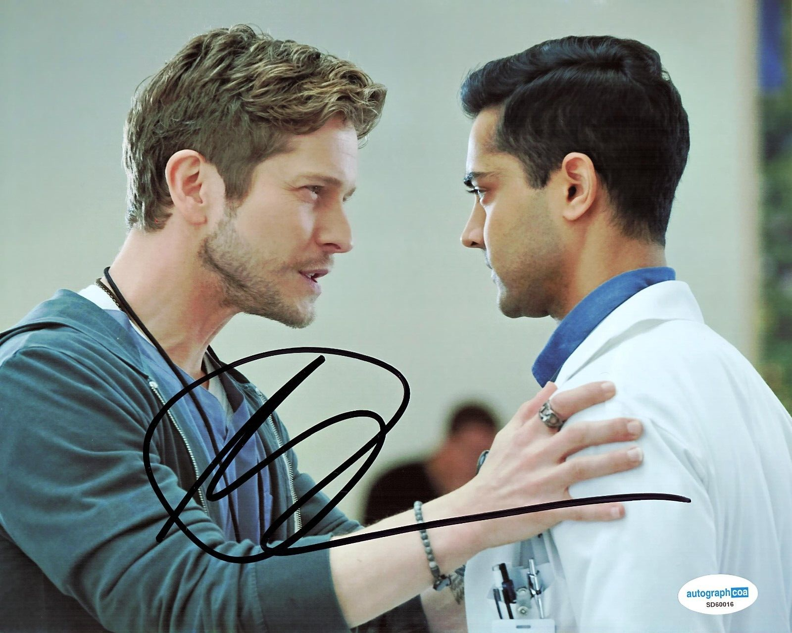 Matt Czuchry The Resident Dr. Conrad Hawkins Signed 8x10 Photo w/ACOA SD60016