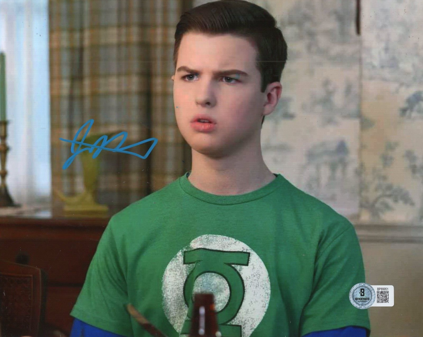 Iain Armitage Young Sheldon Cooper Signed 8x10 Photo w/Beckett COA BP89951