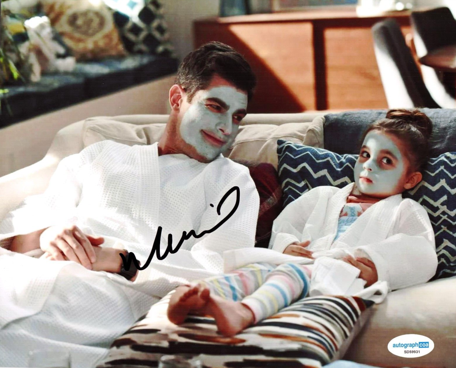 Max Greenfield Schmidt New Girl TV Show Signed 8x10 Photo w/ACOA SD59931