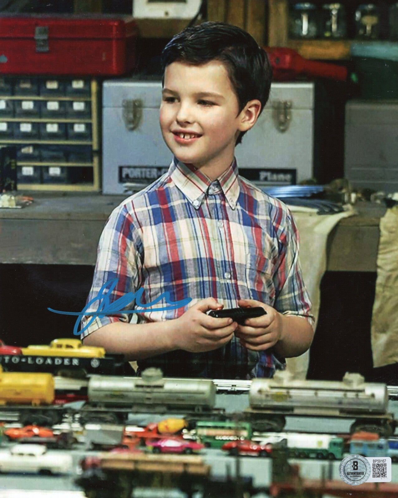 Iain Armitage Young Sheldon Cooper Bang Signed 8x10 Photo w/Beckett COA BP59167