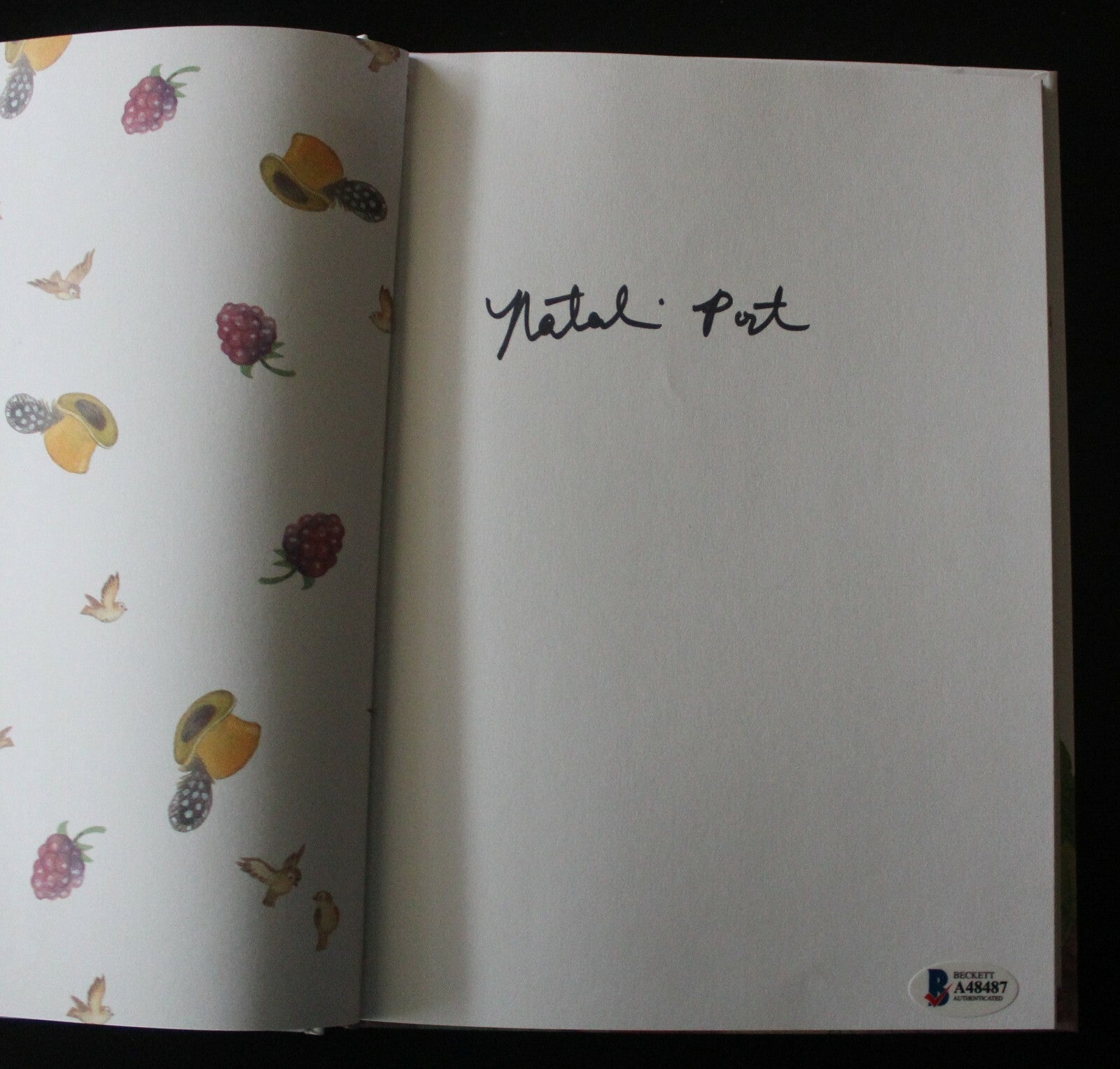 NATALIE PORTMAN Signed FABLES 1st EDITION BOOK W/BECKETT LOA A48487