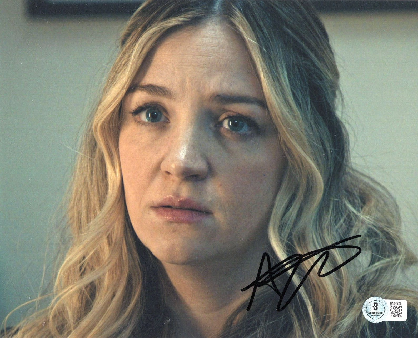 Abby Elliott Signed Bear TV Show Sugar Natalie 8x10 Photo w/Beckett COA BN07845