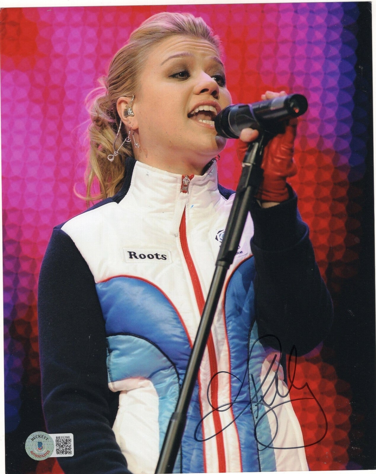 Kelly Clarkson Signed 8x10 Photo Country Music Star w/Beckett COA BB35280