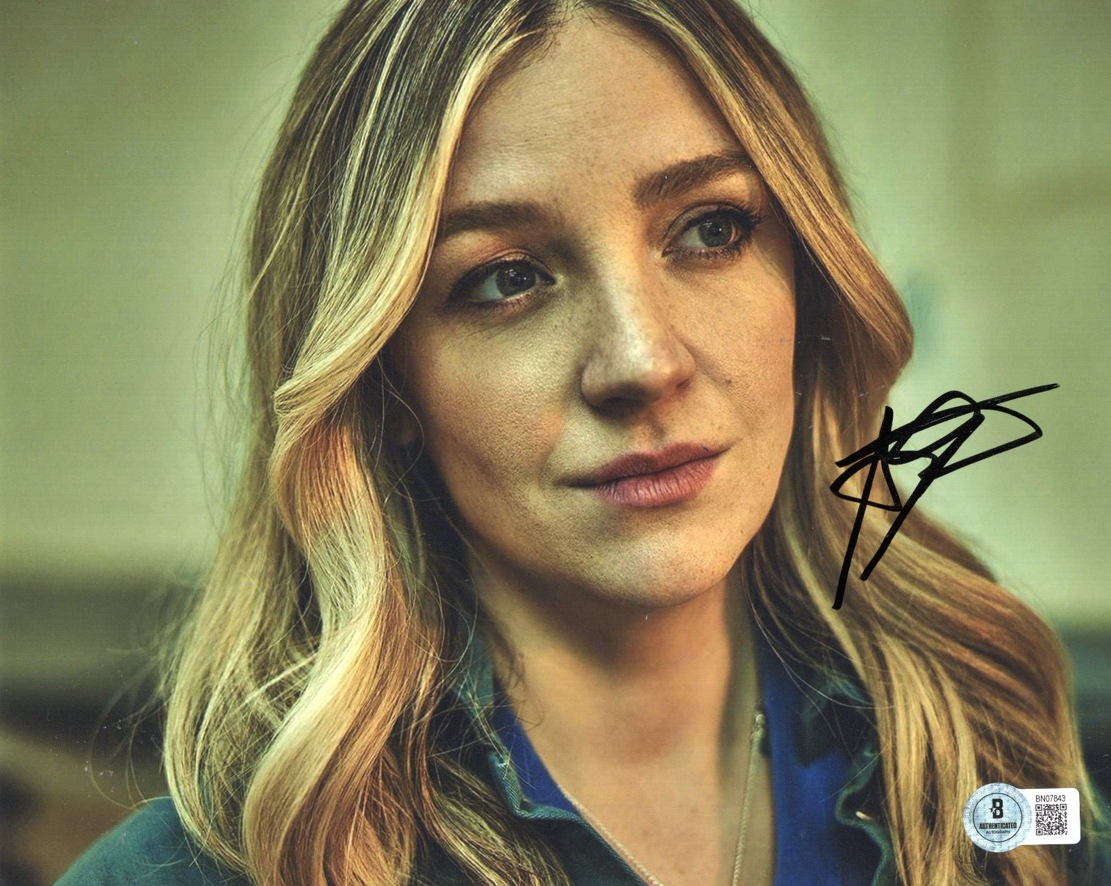 Abby Elliott Signed Bear TV Show Sugar Natalie 8x10 Photo w/Beckett COA BN07843