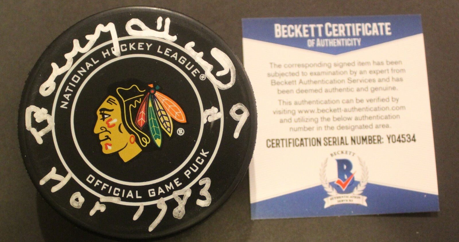 Bobby Hull Signed Chicago Blackhawks Game Hockey Puck w/Beckett COA Y04534